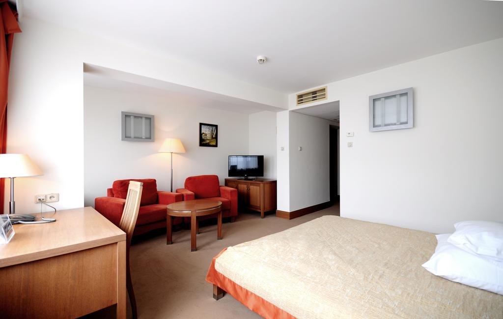 Bed & Breakfast Rezydencja Belweder Klonowa 3*
